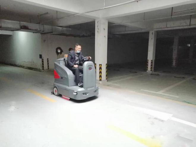 攀枝花小区物业保洁不用人力改用驾驶式洗地机了